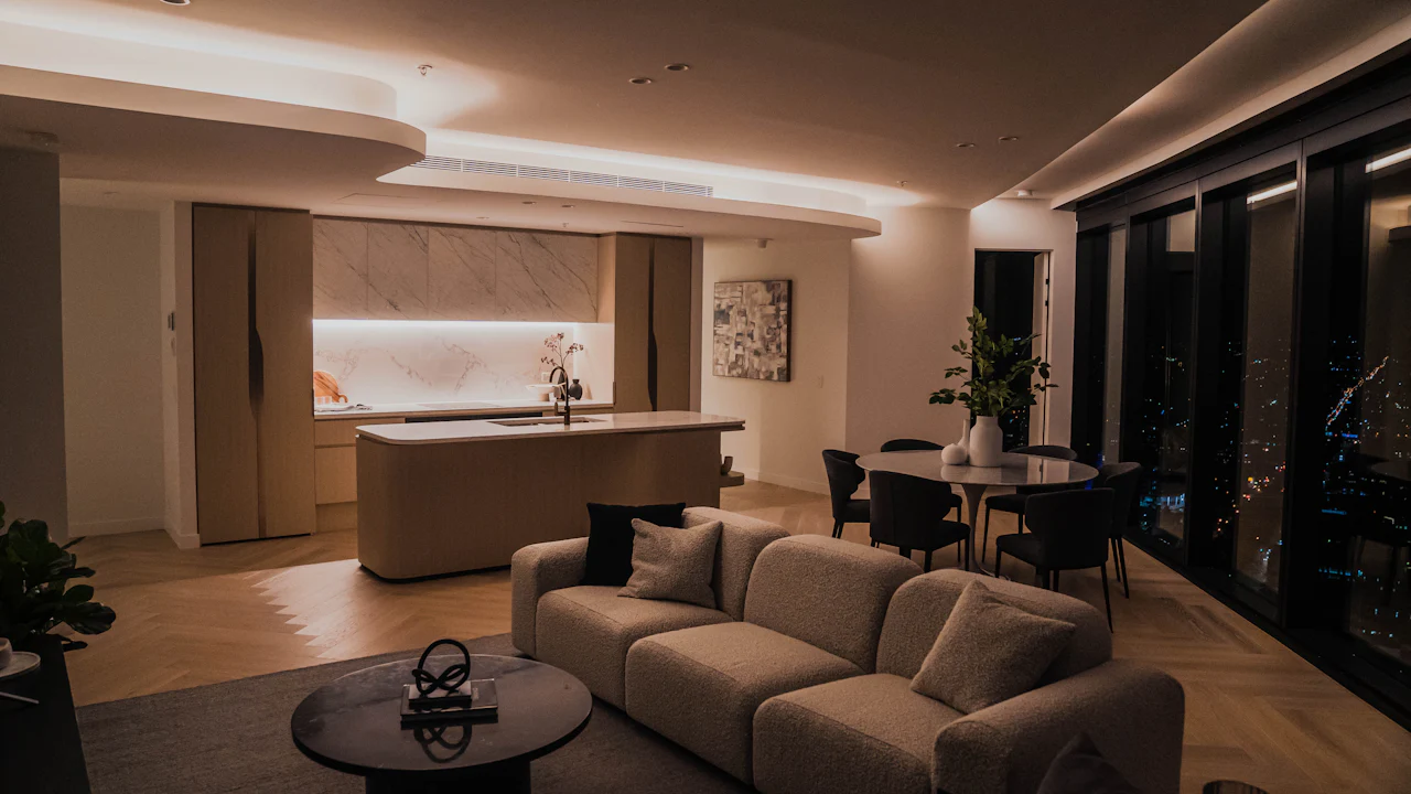 Modernisierte Wohnung mit offener Küche am Abend, warm ausgeleuchtet