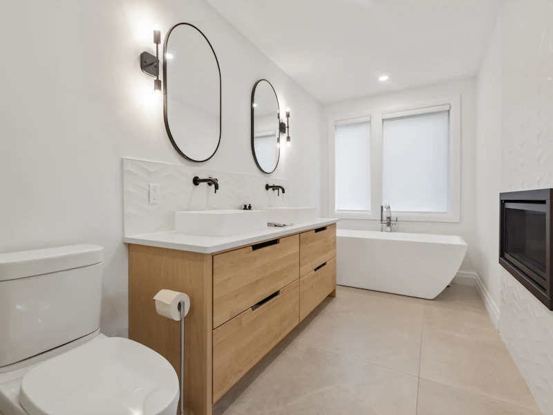 Modernisiertes helles Badezimmer mit freistehender Wanne und bodengleicher Dusche