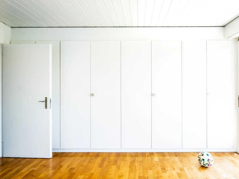Frisch renovierter heller Wohnraum mit weißen Türen und neuem Holzboden