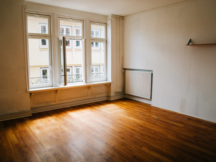 Wohnraum vor und nach der Renovierung nach einem Mieterwechsel, Zustand vorher